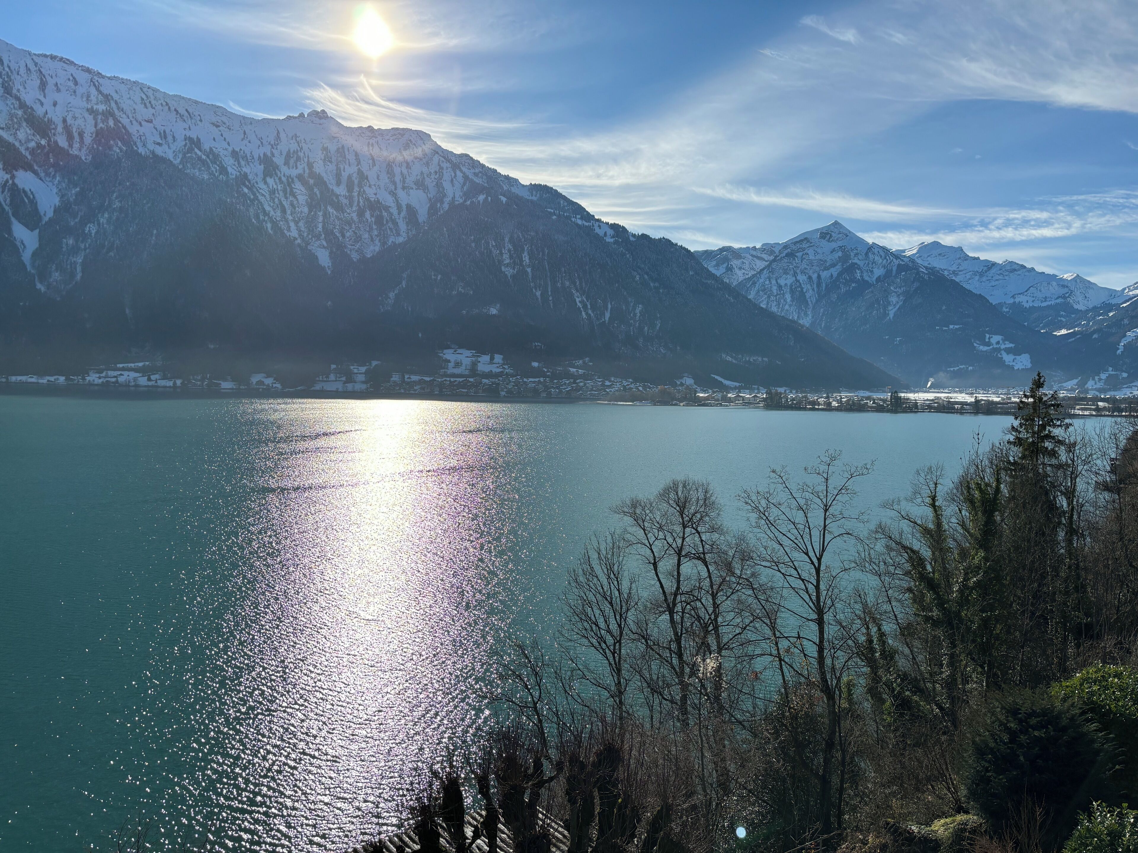 Un lago con montañas al fondo y un cielo despejado.