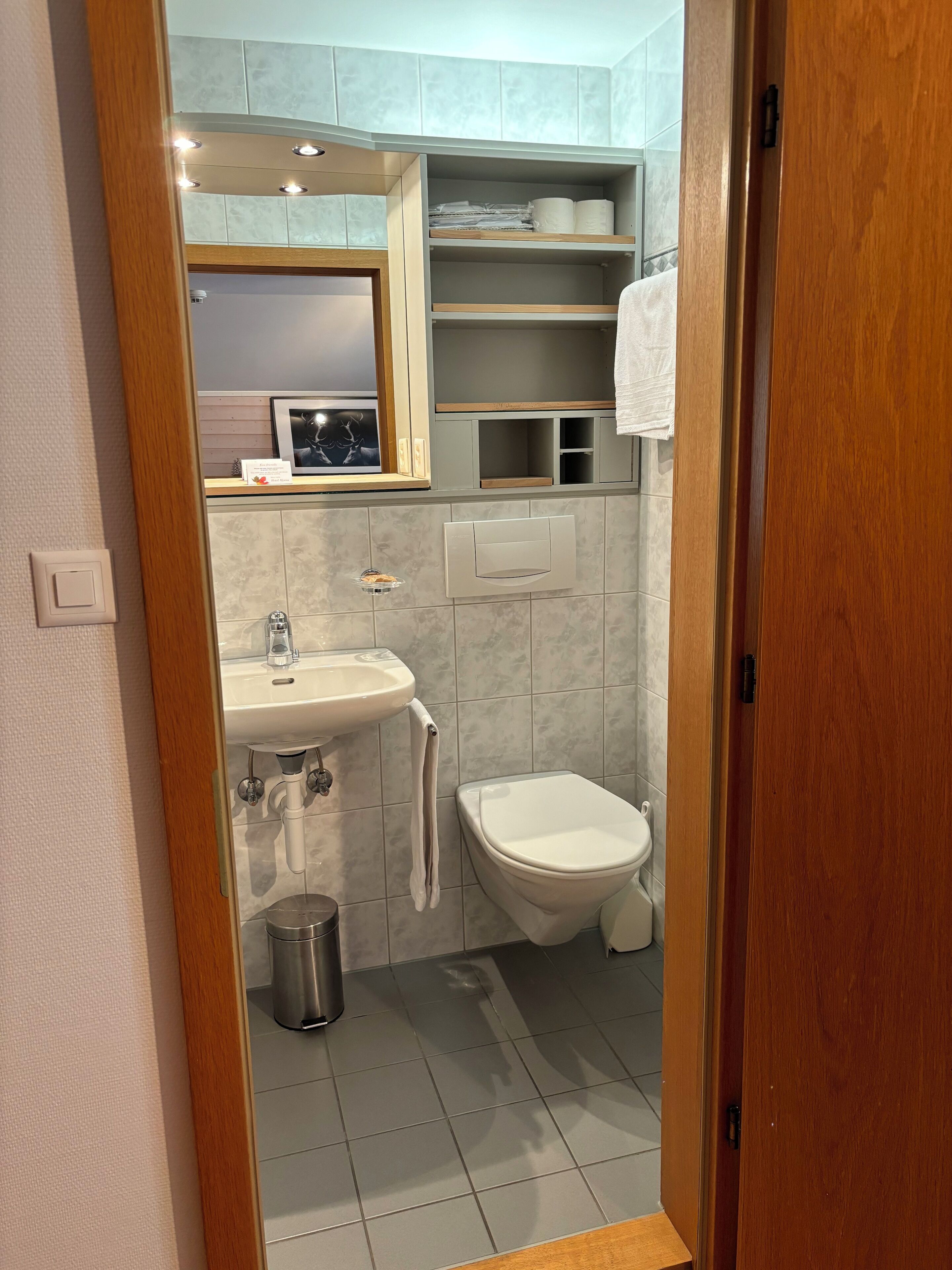 Une salle de bain moderne avec un lavabo, des toilettes et un miroir.