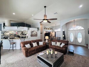 TV - Peachland getaway with pool and tiki bar. (Port Charlotte)