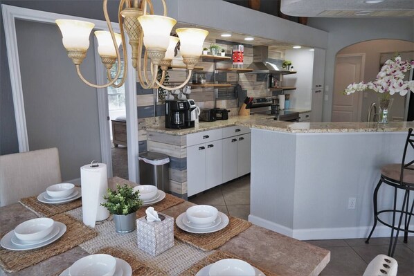 Dining - Peachland getaway with pool and tiki bar. (Port Charlotte)