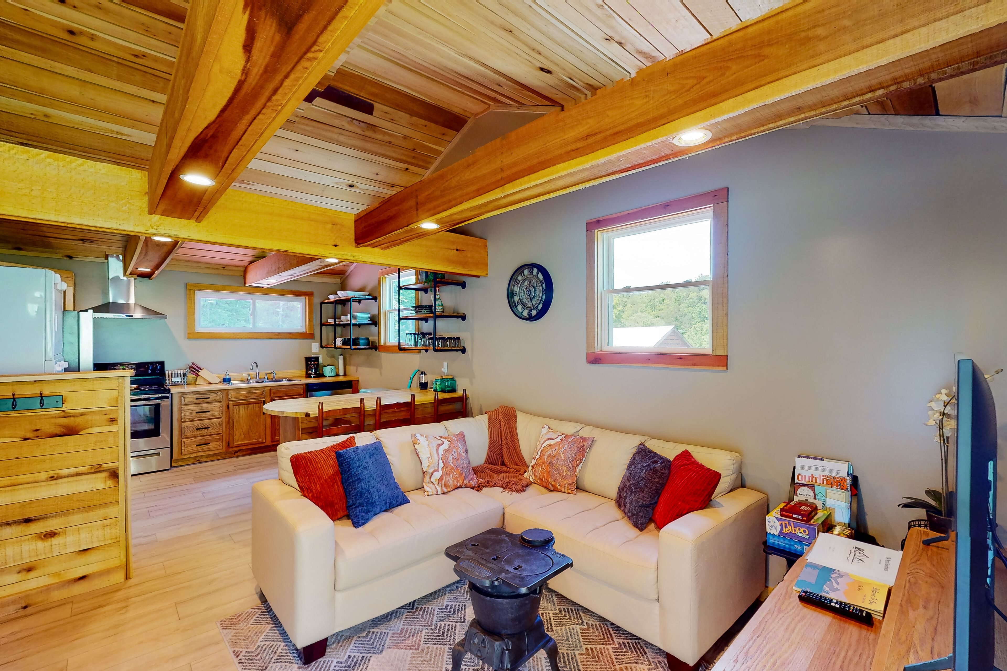 Charming home with grill, deck, & washer/dryer - near Asheville
