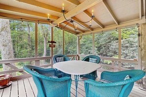 Outdoor dining - Bird-watcher's creekside cabin with screened porch, fireplace, yard, & firepit (Franklin)