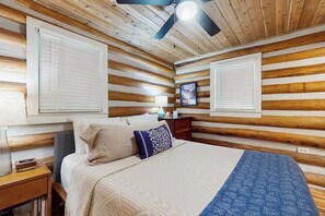 2 bedrooms, Internet, bed sheets - Bird-watcher's creekside cabin with screened porch, fireplace, yard, & firepit (Franklin)