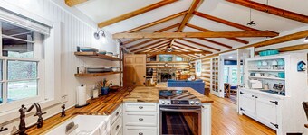 Bird-watcher's creekside cabin with screened porch, fireplace, yard, & firepit