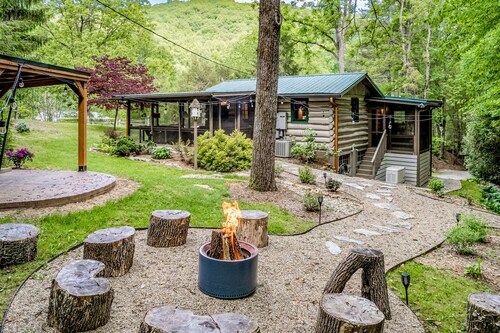 Bird-watcher's creekside cabin with screened porch, fireplace, yard, & firepit