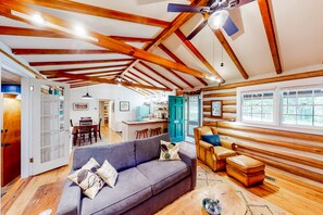 TV, fireplace, stereo - Bird-watcher's creekside cabin with screened porch, fireplace, yard, & firepit (Franklin)