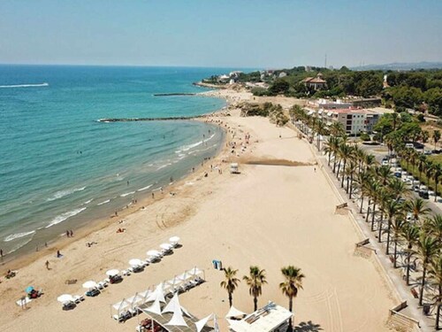 Walkers Paradise, Parking, Sunny Balcony - Hostem