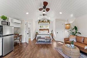 Bureau, accès au Wi-Fi (inclus), literie fournie