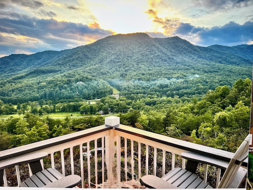 Private Romantic Loft with a VIEW! Heartbeat Area for Hiking & Waterfalls!