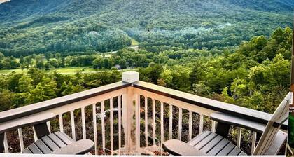 Private Romantic Loft with a VIEW! Heartbeat Area for Hiking & Waterfalls!