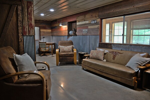 Smart TV, DVD player, books - T's Fish Camp--Crappie Are Biting—Sleeps up to Six (Warsaw)