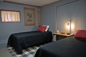 1 bedroom, desk, free WiFi, bed sheets - T's Fish Camp--Crappie Are Biting—Sleeps up to Six (Warsaw)