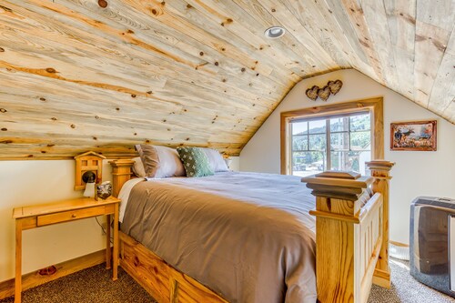 Dog-friendly cabins with partial ACs, courtyard access, mtn/valley views, & WiFi