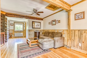 TV - Dog-friendly cabins with partial ACs, courtyard access, mtn/valley views, & WiFi (White Salmon)