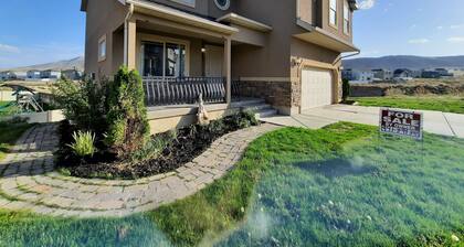 Spacious Home with amazing Views. Close to shopping and walking paths