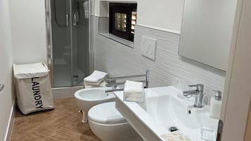 Chuveiro, secador de cabelo, bidê, toalhas de banho