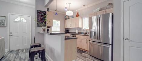 Frigorifero, microonde, forno, piano cottura