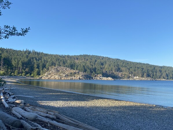 Beach - Romantic Cottage with a covered Gas Fire Pit, 10 min walk to Sargeant Bay Beach (Halfmoon Bay)