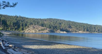 Romantic Cottage with a covered Gas Fire Pit, 10 min walk to Sargeant Bay Beach