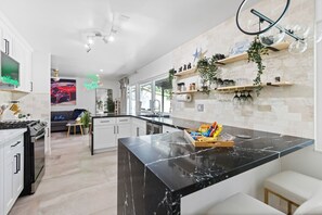 Private kitchen - SinCity BEST L0CAT3D w POOL Home. 3min STRIP (Las Vegas)