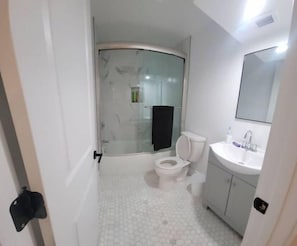 Haartrockner, Handtücher, Seife, Toilettenpapier