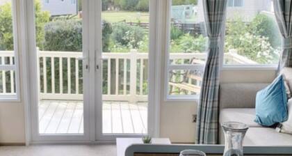 Caravan - Sleeps 6 - Pets Ok - Decking - Parking