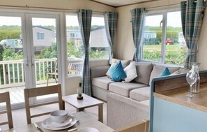 Chalet | Living area - Caravan - Sleeps 6 - Pets Ok - Decking - Parking (King's Lynn)