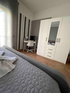 1 chambre, coffres-forts dans les chambres, bureau, lit parapluie