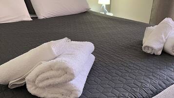 1 camera, una cassaforte in camera, una scrivania, culla da viaggio