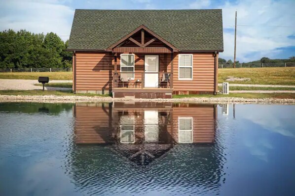 Exterior - Cabin B by the Pond - King Bed - Swimming Pool (Muscle Shoals)