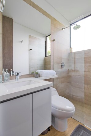 Shower, hair dryer, towels, soap - Poblado Paradise for Your Stay 2br 2bath (Medellín)