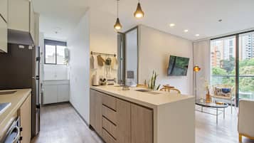 Frigorífico, microondas, horno y cafetera o tetera