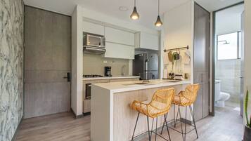 Refrigerador, microondas, horno y cafetera y tetera