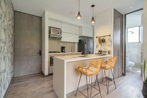 Refrigerador, microondas, horno y cafetera y tetera