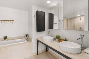 Shower, hair dryer, towels - Newly Renovated 2 BR @Icon Brickell | Spa+Gym+Pool (Miami)