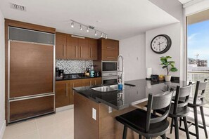 Frigorifero, microonde, forno, piano cottura