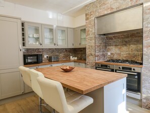 Fridge, dishwasher, electric kettle, toaster - Lonsdale Villa (Scarborough)