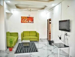 TV - CityCenter Gem: Stylish 3BR Apt with All Amenities (Upperpally)