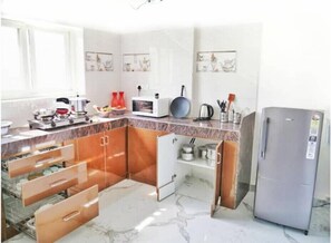 Fridge, microwave, cookware/dishes/utensils - CityCenter Gem: Stylish 3BR Apt with All Amenities (Upperpally)