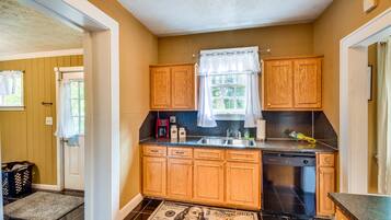 KylskÄp, mikrovÄgsugn, spishÀll och kaffe- och tebryggare