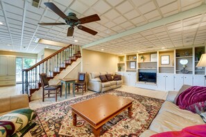 TV, DVD player, books, video library - Eagle Rock Gem on Table Rock Lake w/ Decks & Grill (Eagle Rock)