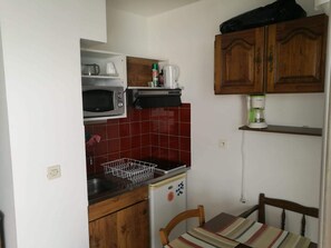 Refrigerador, microondas, placa de cocina, cafetera/tetera