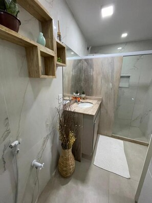 Shower, towels - Hotel Pousada Recanto das Árvores (Búzios)