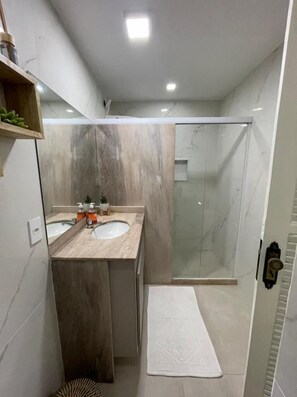 Shower, towels - Hotel Pousada Recanto das Árvores (Búzios)