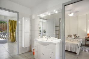 Douche, serviettes fournies, savon