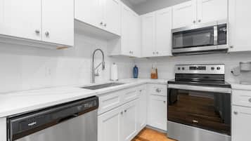Geladeira, micro-ondas, fogão, cooktop
