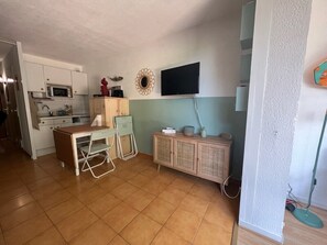 Fridge, microwave, dishwasher, coffee/tea maker