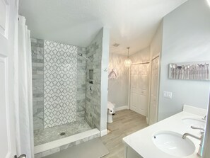 Dusche, Haartrockner, Handtücher, Seife