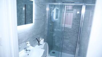 Apartment | Bathroom | Shower, hair dryer, towels