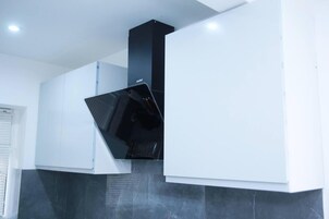 Apartamento | Cocina privada | Frigorífico, microondas, horno y placa de cocina